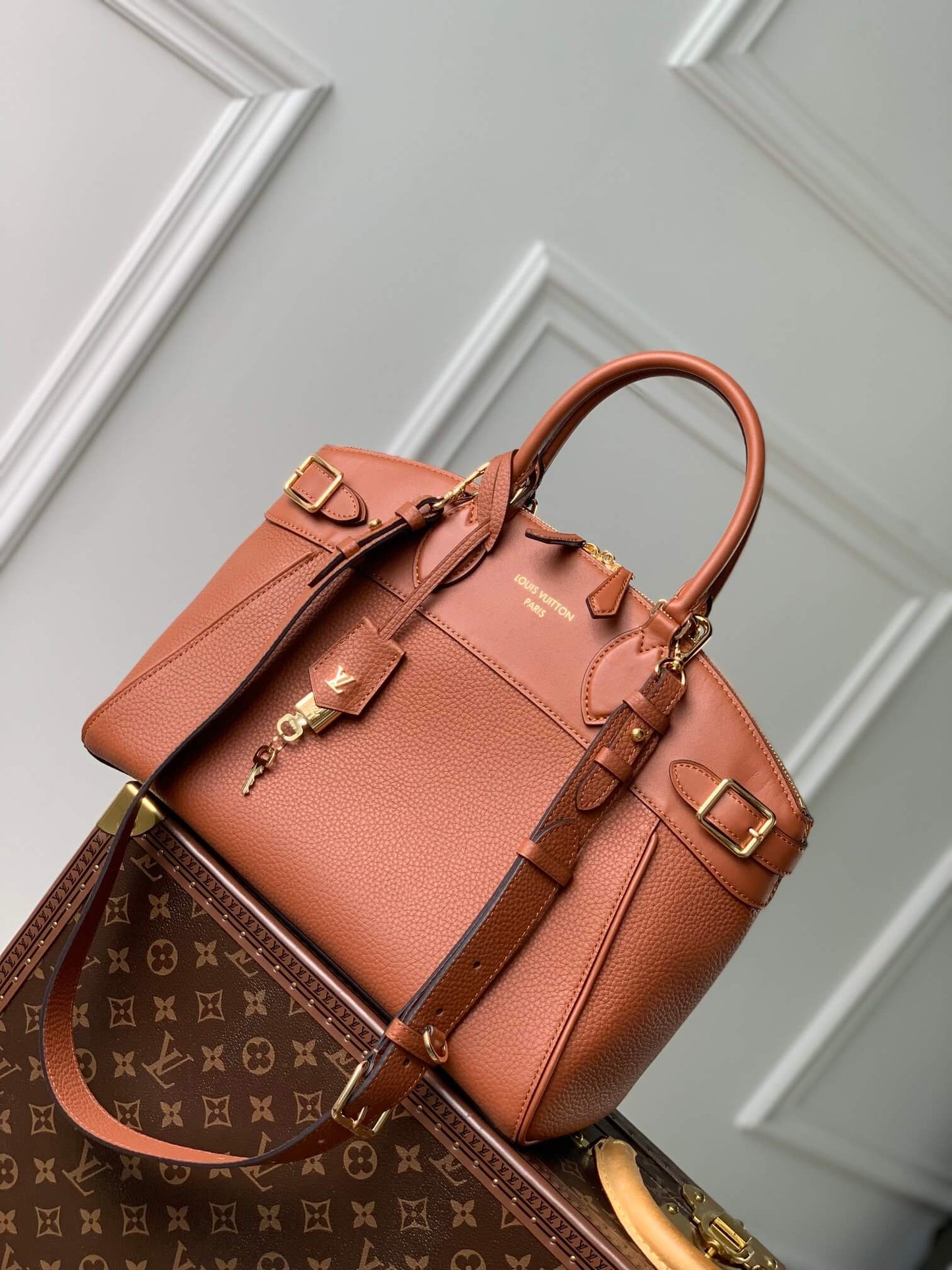 M22914 Lock It MM Brown Handbag