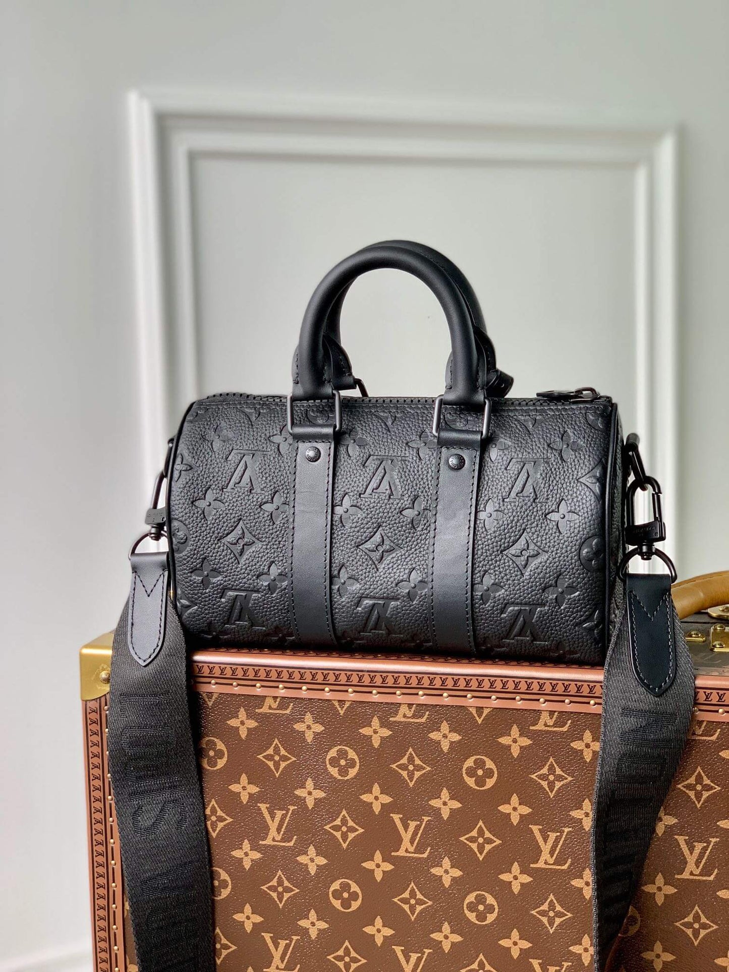 M20900 KEEPALL BANDOULIÈRE 25 Embossing black