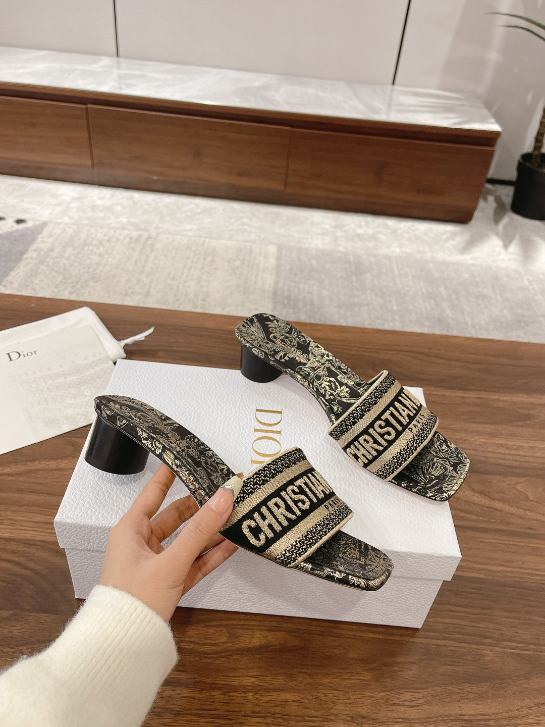 Spring/Summer New One line Three Dimensional Embroidered Thick Heel Sandals Black Gold Slippers XZH88