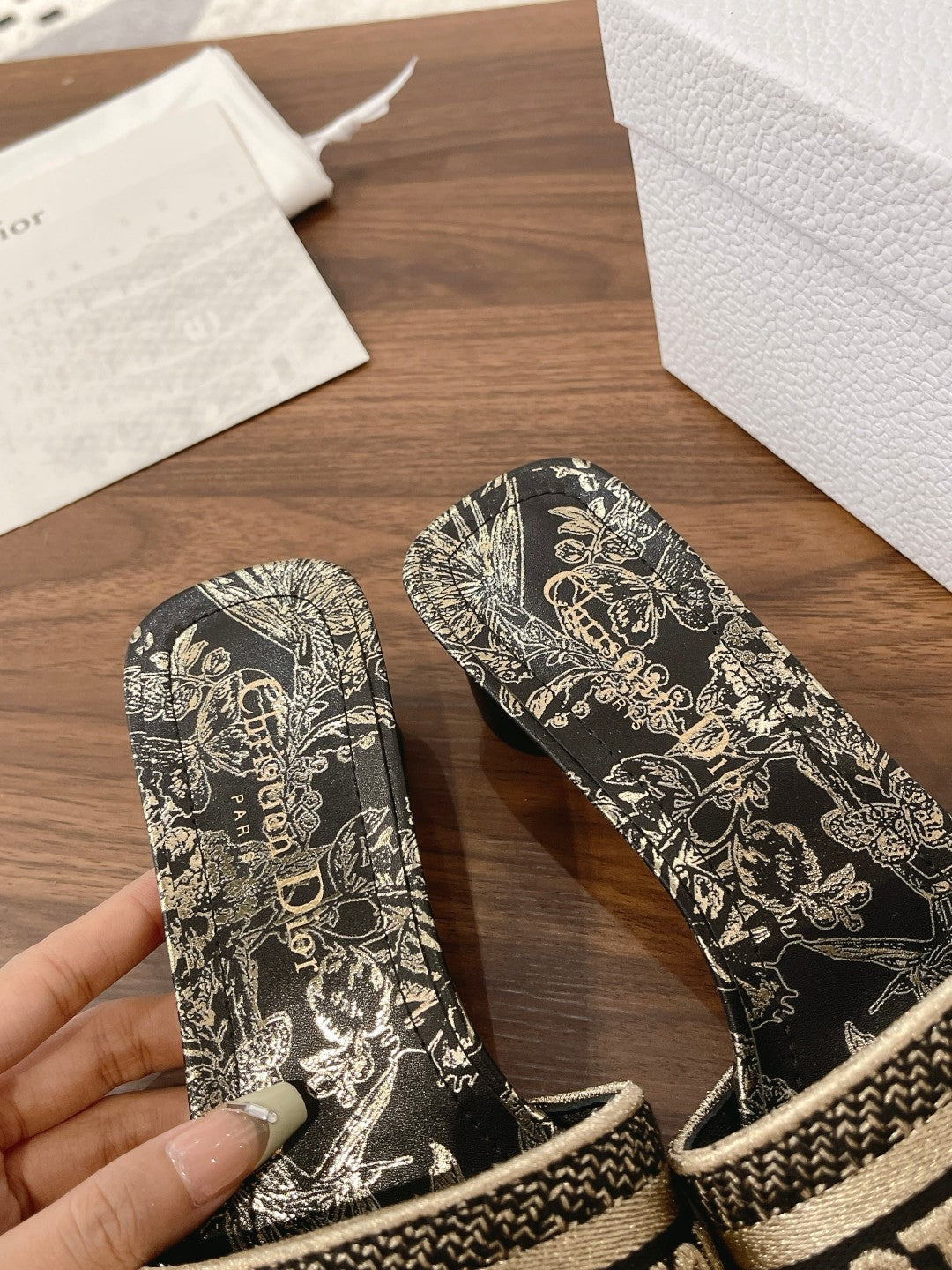 Spring/Summer New One line Three Dimensional Embroidered Thick Heel Sandals Black Gold Slippers XZH88