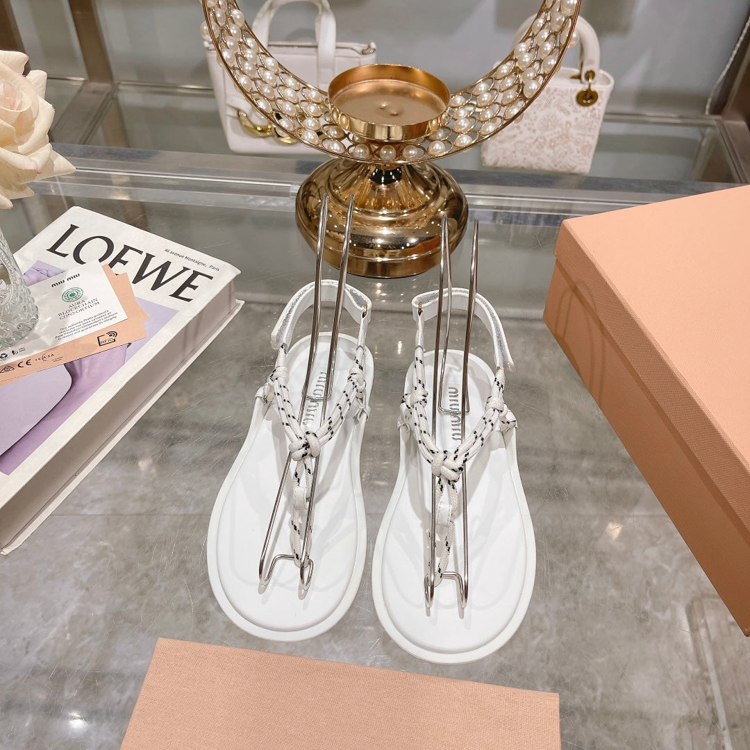 MiuMiu clip toe sandals with flat bottom, white strap, herringbone slippers for wearing on the outside, beach shoes XZH94