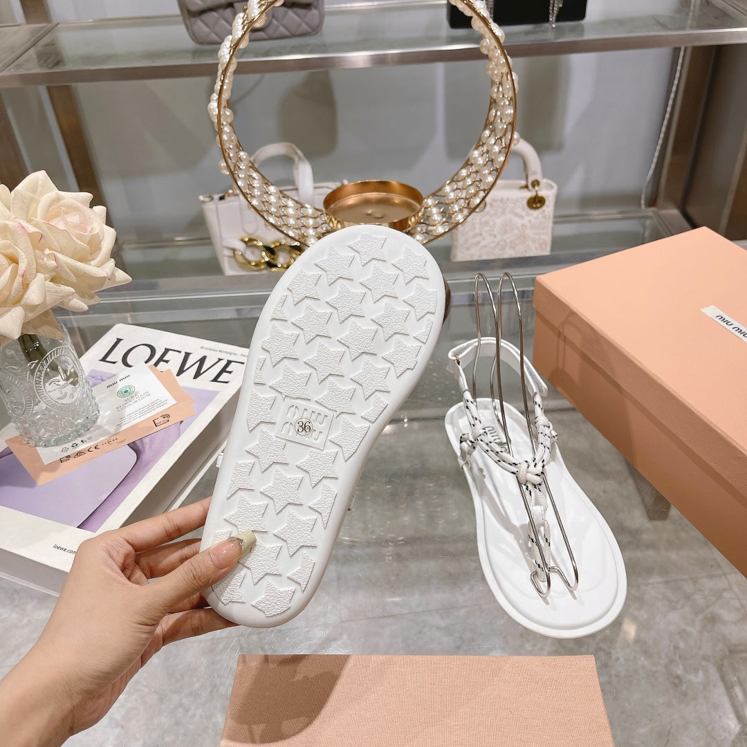 MiuMiu clip toe sandals with flat bottom, white strap, herringbone slippers for wearing on the outside, beach shoes XZH94